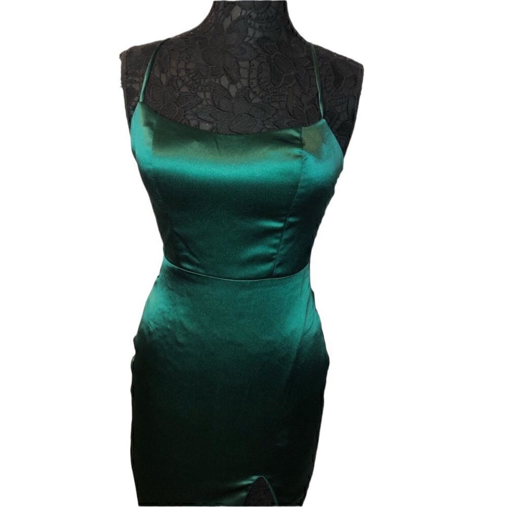 NWT CITY VIBE Women’s Green Satin with Half Lace Back Medium Length Slit - Picture 2 of 7